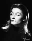 portrait Anouk Aimee loading =