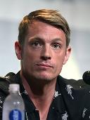 portrait Joel Kinnaman loading =