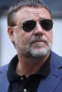portrait Russell Crowe loading =